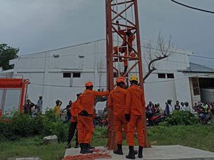 Pria di Maumere Dievakuasi Usai 3 Hari di Atas Tower Setinggi 38 Meter Pria di Maumere Dievakuasi Usai 3 Hari di Atas Tower Setinggi 38 Meter