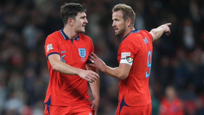 LONDON, ENGLAND - SEPTEMBER 26: Englands Harry Kane in discussion with Harry Maguire during the UEFA Nations League League A Group 3 match between England and Germany at Wembley Stadium on September 26, 2022 in London, United Kingdom. (Photo by Rob Newell - CameraSport via Getty Images)