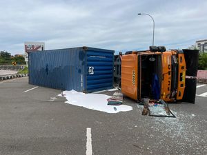 Truk Kontainer Muatan Cat Terguling di Exit Tol Juanda Depok