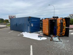 Truk Kontainer Muatan Cat Terguling di Exit Tol Juanda Depok
