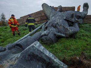 Ukraina Robohkan Monumen Pembebasan Soviet di Uzhgorod