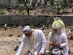 Viral Pengantin Sesi Foto di Makam Ibu Usai Nikahan Bikin Warganet Sedih