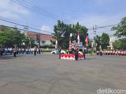 Polisi-Pengguna Jalan di Jombang Mengheningkan Cipta Saat Hari Pahlawan