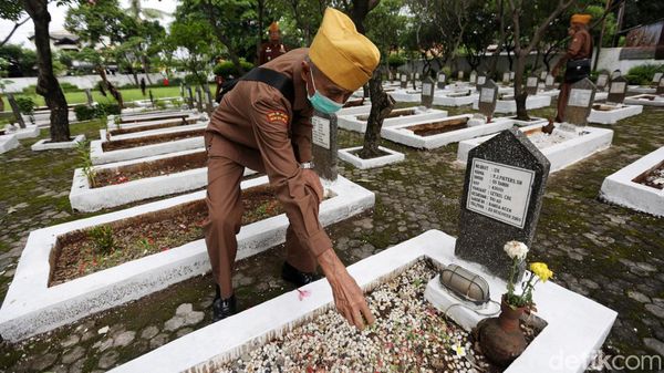 Momen Veteran di Bekasi Tabur Bunga Peringati Hari Pahlawan