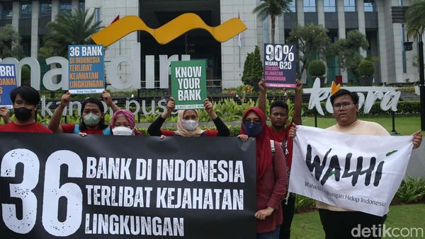 Walhi Beraksi di Kantor Bank Mandiri, Ada Apa?