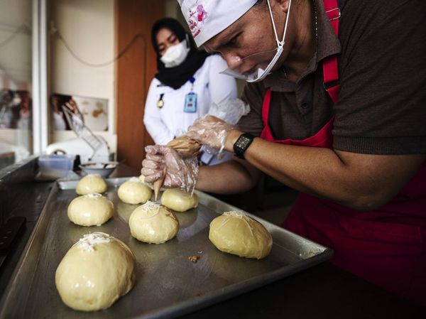 Warga Binaan Lapas Palembang Belajar Bikin Roti