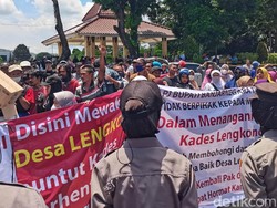 Demo Lagi, Warga Desak Kades Banjarnegara yang Dituding Zina Dicopot