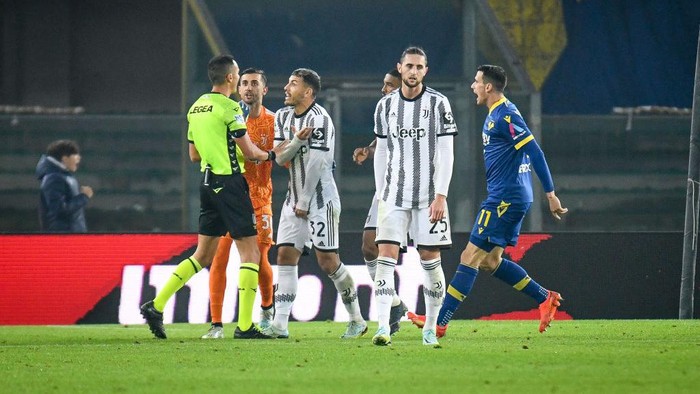 Juventus players protest for the penalty during the italian soccer Serie A match Hellas Verona FC vs Juventus FC on November 10, 2022 at the Marcantonio Bentegodi stadium in Verona, Italy (Photo by Ettore Griffoni/LiveMedia/NurPhoto via Getty Images)