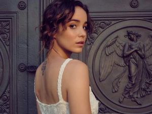 Mengenal Alba Baptista, Kekasih Chris Evans