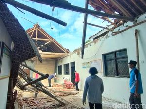 Atap Balai Desa Dukuhwringin Brebes Ambruk