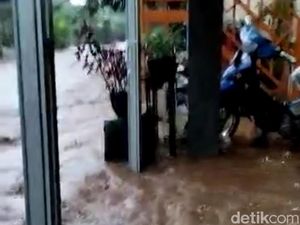 Banjir Bandang Terjang 2 Desa di Bojonegoro, Air Masuk Rumah-Rendam Jalan
