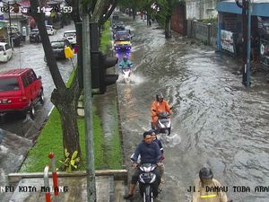Hujan dan Angin Kencang Landa Kota Malang, 12 Titik Banjir-9 Pohon Tumbang