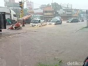 Jalur Surabaya-Malang di Pertigaan Purwosari Pasuruan Banjir