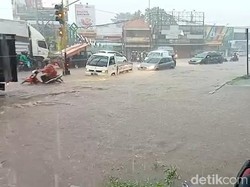 Jalur Surabaya-Malang di Pertigaan Purwosari Pasuruan Banjir