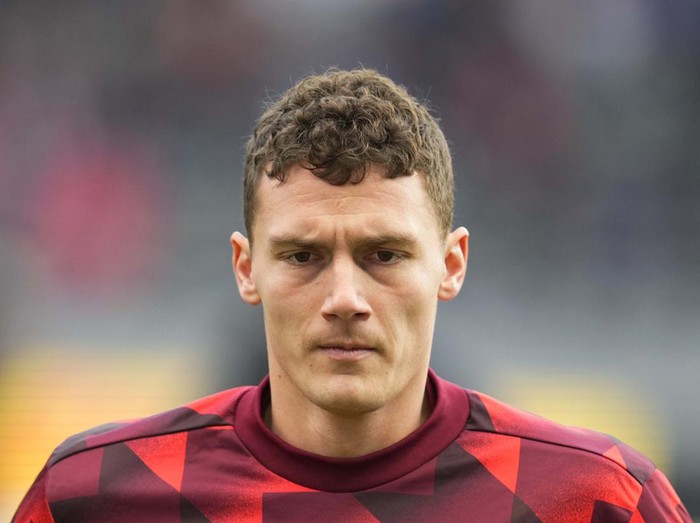 BERLIN, GERMANY - NOVEMBER 05: Benjamin Pavard of Bayern Muenchen looks on prior to the Bundesliga match between Hertha BSC and FC Bayern München at Olympiastadion on November 5, 2022 in Berlin, Germany. (Photo by Ulrik Pedersen/DeFodi Images via Getty Images)