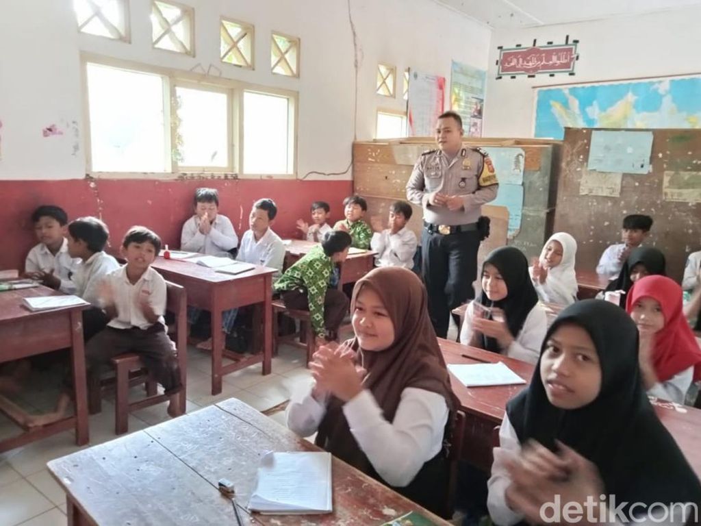 Kisah Polisi Jadi Guru di Pelosok Cianjur hingga Menolak Dibayar