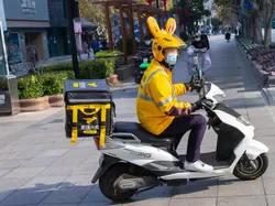 Kurir Makanan Ini Curhat Hanya Bisa Makan Sekali Selama 17 Jam Kerja