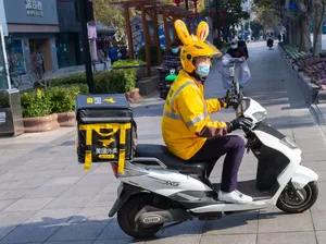 Kurir Makanan Ini Curhat Hanya Bisa Makan Sekali Selama 17 Jam Kerja