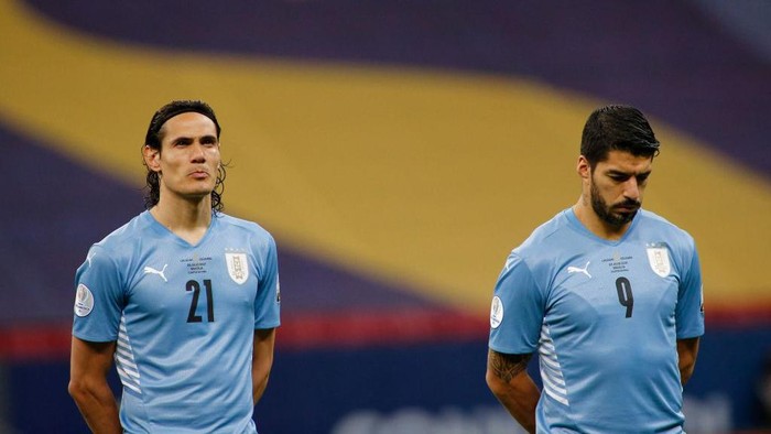 Uruguays Luis Suarez (R) and Edinson Cavani before the Conmebol 2021 Copa America football tournament quarter-final match against Colombia, at the Mane Garrincha Stadium in Brasilia, Brazil, on July 3, 2021. (Photo by SILVIO AVILA / AFP) (Photo by SILVIO AVILA/AFP via Getty Images)