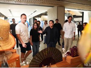 Erick Thohir Temani Terry & Nesta Keliling-Belanja di Sarinah