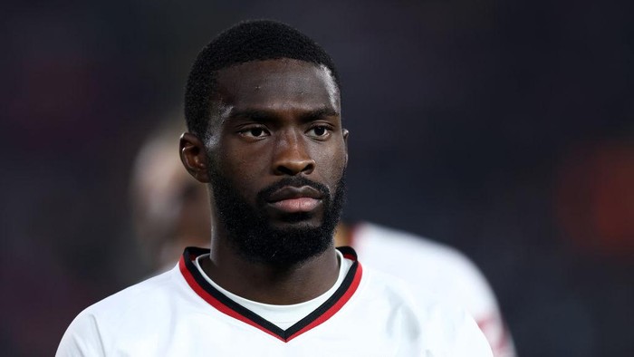 GIOVANNI ZINI STADIUM, GIOVANNI ZINI , ITALY - 2022/11/08: Fikayo Tomori of Ac Milan looks on during the Serie A match between Us Cremonese and Ac Milan. The match ends in a tie 0-0. (Photo by Marco Canoniero/LightRocket via Getty Images)