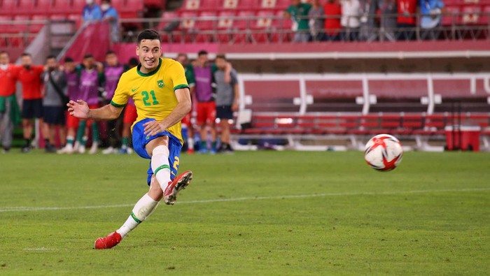 KASHIMA, JAPAN - AUGUST 03: Gabriel Martinelli #21 of Team Brazil scores their teams second penalty in a penalty shoot out during the Mens Football Semi-final match between Mexico and Brazil on day eleven of the Tokyo 2020 Olympic Games at Kashima Stadium on August 03, 2021 in Kashima, Ibaraki, Japan. (Photo by Alex Livesey - FIFA/FIFA via Getty Images)