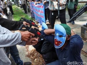 Geruduk Kedubes China, Massa Protes Kekerasan Terhadap Muslim Uighur
