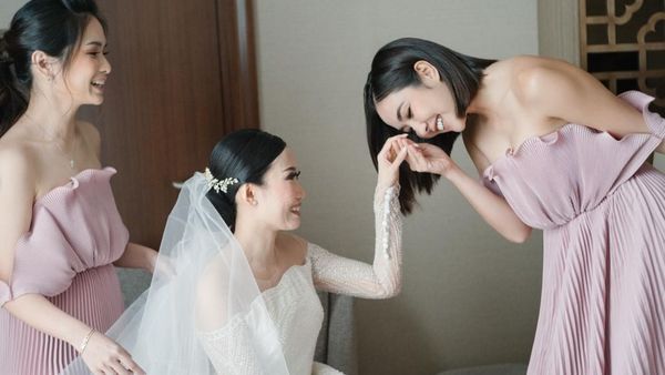 7 Foto Gisella Anastasia Jadi Sorotan saat Jadi Bridesmaid
