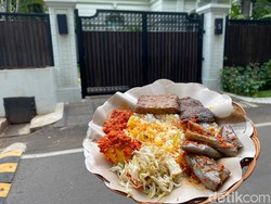 Cobain Makan Siang di Warung Nasi Depan Rumah Sandiaga Uno
