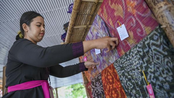 Ini Kain Tenun Bali yang Bisa Bikin Delegasi KTT G20 Kesengsem