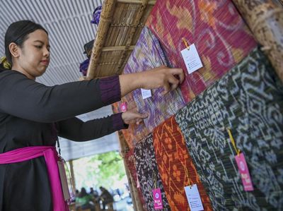 Ini Kain Tenun Bali yang Bisa Bikin Delegasi KTT G20 Kesengsem