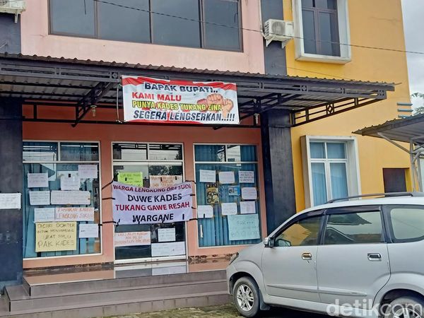Suasana Kantor Desa Lengkong Disegel gegara Kades Dituding Zina