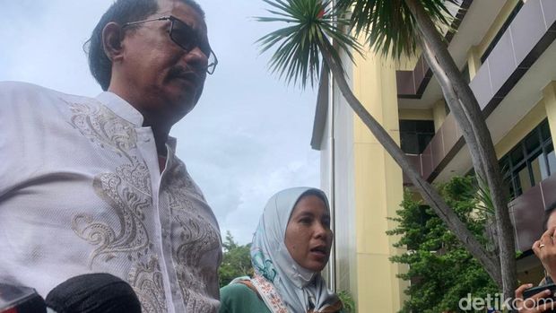 Kasus dugaan penyekapan yang dilakukan artis Nindy Ayunda masih berlanjut. Istri pelapor dalam kasus tersebut, Rini mendatangi Polres Metro Jakarta Selatan (Mulia Budi/detikcom)