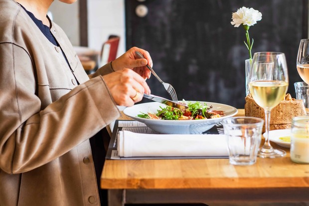 Keluar untuk makan siang/ Foto: unsplash.com/Louis Hansel