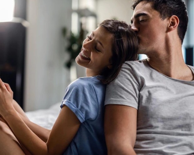 Kemesraan pasangan/Foto: freepik.com/Drazen Zigic Kemesraan pasangan/Foto: freepik.com/Drazen Zigic