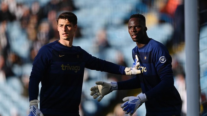 LEEDS, ENGLAND - MAY 11: Kepa Arrizabalaga and Edouard Mendy of Chelsea warm up prior to the Premier League match between Leeds United and Chelsea at Elland Road on May 11, 2022 in Leeds, England. (Photo by Stu Forster/Getty Images)