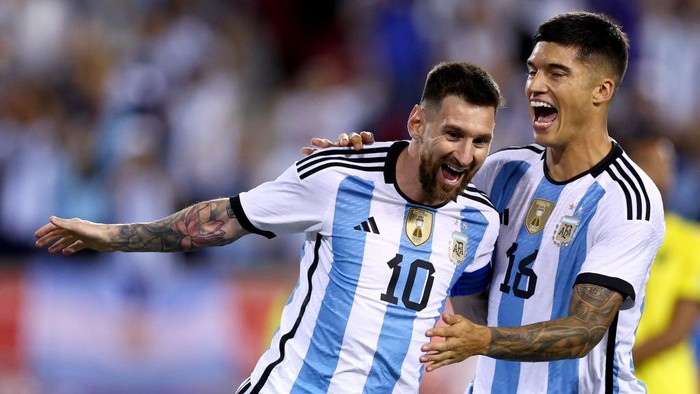 HARRISON, NEW JERSEY - SEPTEMBER 27:  Lionel Messi #10 of Argentina celebrates his goal with teammate Joaquin Correa #16 in the second half against Jamaica at Red Bull Arena on September 27, 2022 in Harrison, New Jersey. Argentina defeated Jamaica 3-0. (Photo by Elsa/Getty Images)