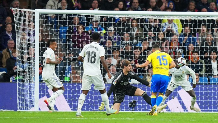 MADRID, SPAIN - NOVEMBER 10: Lucas Perez of Cadiz CF scores their teams first goal past Thibaut Courtois of Real Madrid during the LaLiga Santander match between Real Madrid CF and Cadiz CF at Estadio Santiago Bernabeu on November 10, 2022 in Madrid, Spain. (Photo by Angel Martinez/Getty Images)