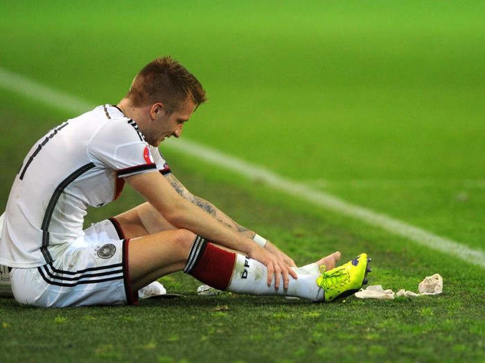 PADERBORN, GERMANY - NOVEMBER 22:  Marco Reus of Dortmund gets injured during the Bundesliga match between SC Paderborn 07 and Borussia Dortmund at Benteler Arena on NOVEMBER 22, 2014 in Paderborn, Germany.  (Photo by Alexandre Simoes/Borussia Dortmund via Getty Images)