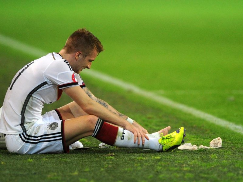 PADERBORN, GERMANY - NOVEMBER 22:  Marco Reus of Dortmund gets injured during the Bundesliga match between SC Paderborn 07 and Borussia Dortmund at Benteler Arena on NOVEMBER 22, 2014 in Paderborn, Germany.  (Photo by Alexandre Simoes/Borussia Dortmund via Getty Images)