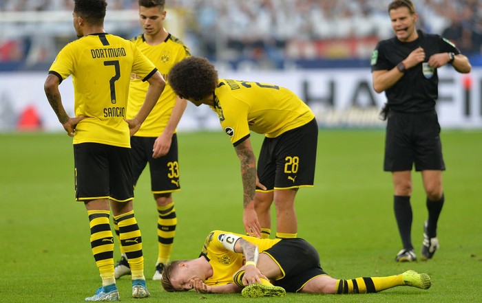 PADERBORN, GERMANY - NOVEMBER 22:  Marco Reus of Dortmund gets injured during the Bundesliga match between SC Paderborn 07 and Borussia Dortmund at Benteler Arena on NOVEMBER 22, 2014 in Paderborn, Germany.  (Photo by Alexandre Simoes/Borussia Dortmund via Getty Images)