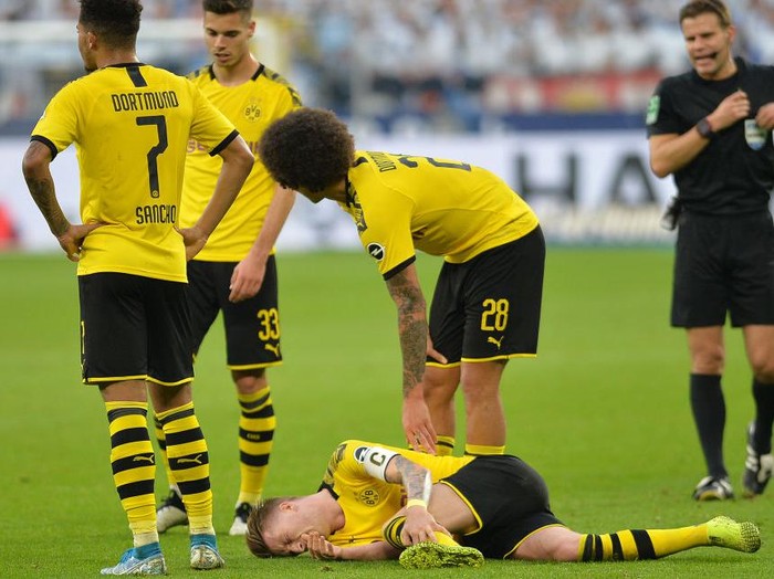 PADERBORN, GERMANY - NOVEMBER 22:  Marco Reus of Dortmund gets injured during the Bundesliga match between SC Paderborn 07 and Borussia Dortmund at Benteler Arena on NOVEMBER 22, 2014 in Paderborn, Germany.  (Photo by Alexandre Simoes/Borussia Dortmund via Getty Images)