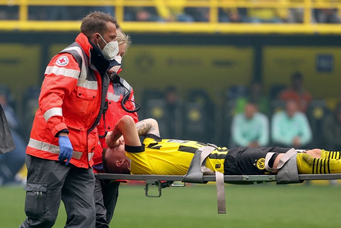 PADERBORN, GERMANY - NOVEMBER 22:  Marco Reus of Dortmund gets injured during the Bundesliga match between SC Paderborn 07 and Borussia Dortmund at Benteler Arena on NOVEMBER 22, 2014 in Paderborn, Germany.  (Photo by Alexandre Simoes/Borussia Dortmund via Getty Images)