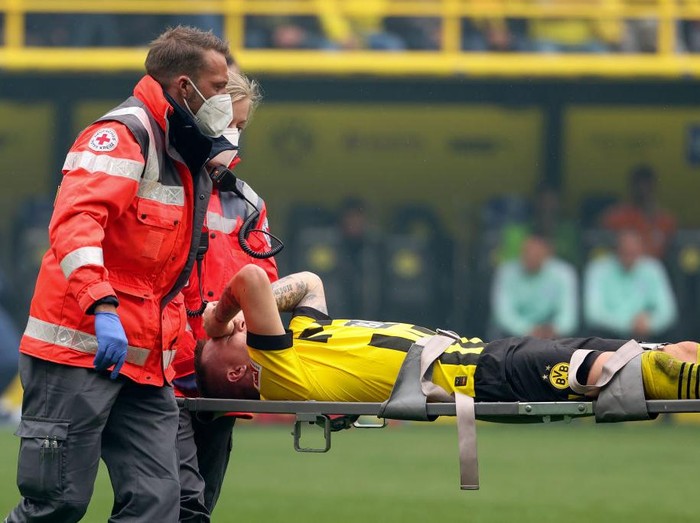 PADERBORN, GERMANY - NOVEMBER 22:  Marco Reus of Dortmund gets injured during the Bundesliga match between SC Paderborn 07 and Borussia Dortmund at Benteler Arena on NOVEMBER 22, 2014 in Paderborn, Germany.  (Photo by Alexandre Simoes/Borussia Dortmund via Getty Images)