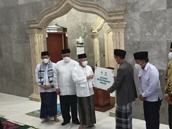 Wapres Maruf Amin Serahkan Bantuan Dana ke Masjid At Taqwa di Tangsel