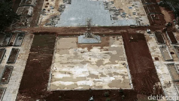 Melihat Monas yang Dicukur Anies, Kini Mau Dihijaukan Lagi