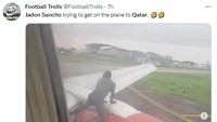 Meme ini menggambarkan Sancho mencoba ikut berangkat ke Qatar dengan menaiki turbin pesawat Timnas Inggris. Duh! (Foto: Twitter)