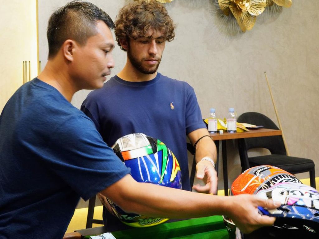 Momen Keakraban Mugiyono Asal Kebumen dengan Para Pembalap MotoGP Momen Keakraban Mugiyono Asal Kebumen dengan Para Pembalap MotoGP