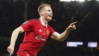 Scott McTominay selalu tampil penuh determinasi. Tapi untuk MU bisa naik kelas, ada yang percaya ia harus diganti pemain lain. Foto: AP/Dave Thompson