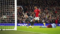 Pasukan Unai Emery kembali unggul di menit ke-61 setelah Diogo Dalot bikin gol bunuh diri. Anak asuh Erik ten Hag kemudian meningkatkan serangan dan menyamakan skor 2-2 di menit ke-67 lewat Marcus Rashford. AP/Dave Thompson